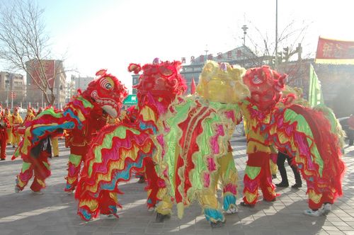 酒泉市2011年元宵節社火匯演期間，部分社火隊來公司拜年